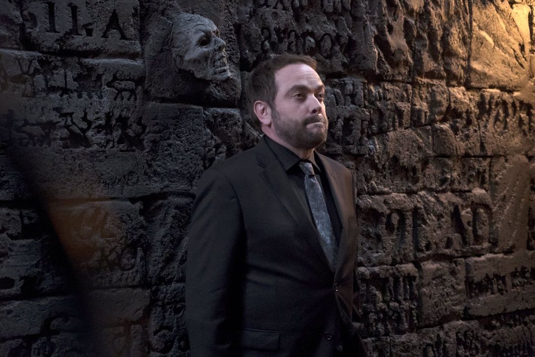 Noch ahnt Crowley (Mark Sheppard) nicht, dass sein Versuch, den Winchester-Brüdern beim Kampf gegen die Finsternis zu unterstützen, in einem Desaste... - Bildquelle: 2014 Warner Brothers