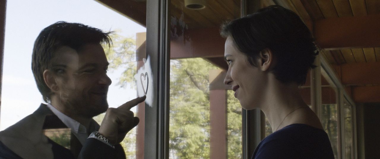Nach dem Umzug in eine neue Stadt scheint das Leben von Robyn (Rebecca Hall, r.) und Simon (Jason Bateman, l.), perfekt zu sein. Aber auf einmal tau... - Bildquelle: STX Entertainment 2015 STX Productions, LLC. All rights reserved.