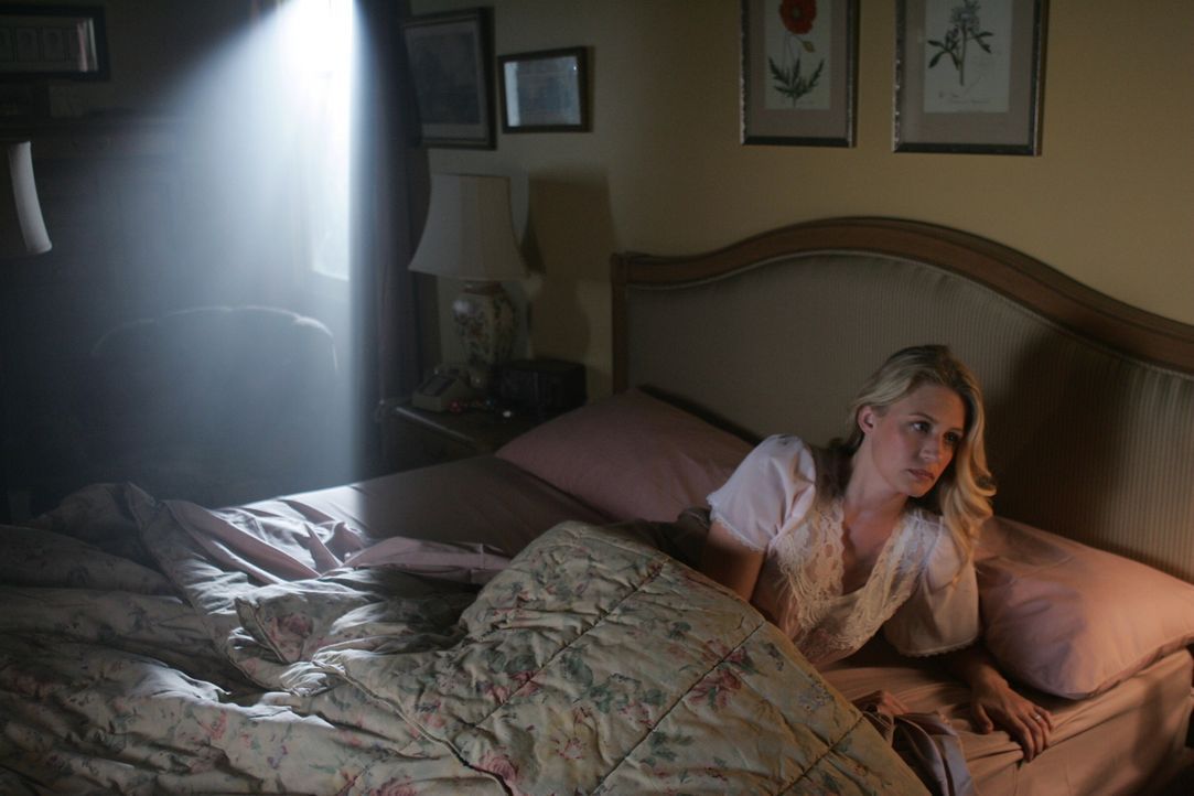 Rückblende: Als Mary (Samantha Smith) eines Nachts aufwacht stellt fest, dass ihr Ehemann John nicht neben ihr im Bett ist. Sie macht sich auf die S... - Bildquelle: Warner Bros. Television