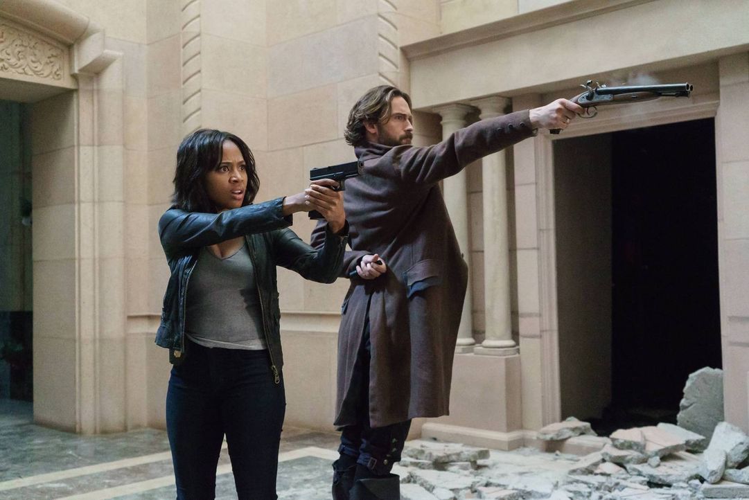 Crane (Tom Mison, r.) und Abbie (Nicole Beharie, l.) haben nur eine Chance eine Armee Untoter aufzuhalten: mit einem besonders gefährlichen Feuer ... - Bildquelle: 2015-2016 Fox and its related entities.  All rights reserved.
