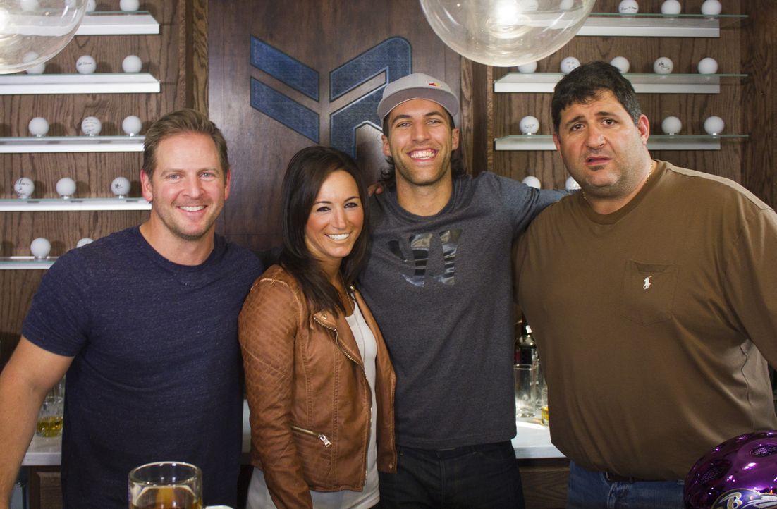 Bei ihrem neuesten Man Cave können sich Jason (l.) und Tony (r.) mal wieder so richtig austoben: Lacrosse-Profispieler Paul Rabi (2.v.r.) und seine... - Bildquelle: 2014, DIY Network/Scripps Networks, LLC. All RIghts Reserved.