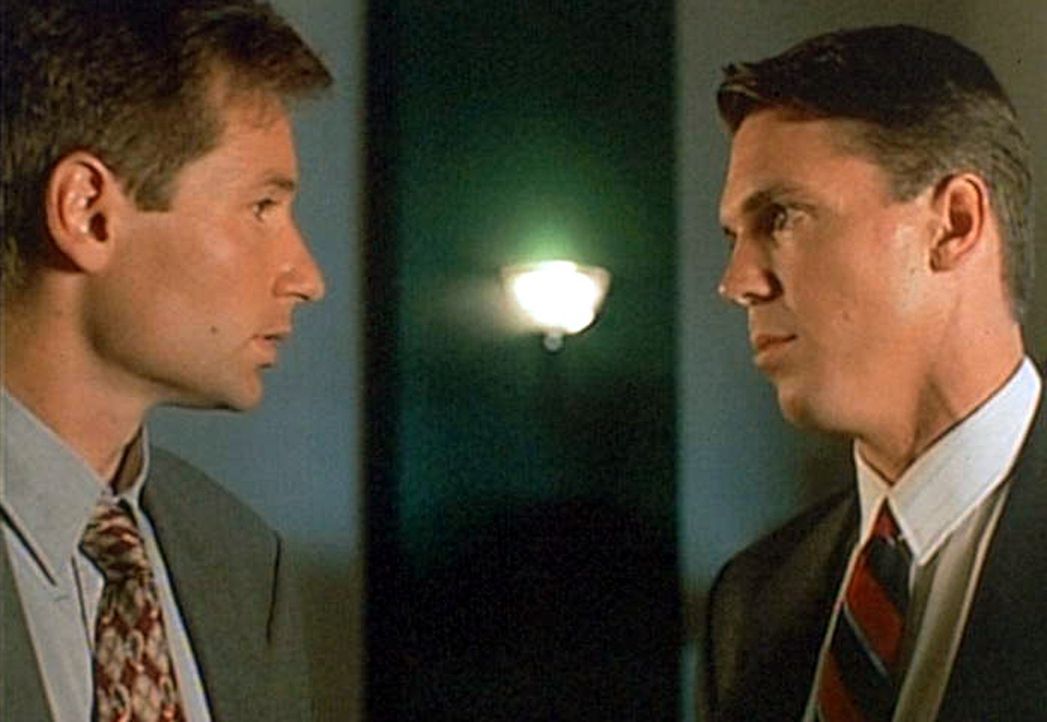 Mulder (David Duchovny, l.) weiß nicht so recht, was er von seinem neuen Partner Alex Krycek (Nicholas Lea, r.) halten soll ... - Bildquelle: TM +   Twentieth Century Fox Film Corporation. All Rights Reserved.