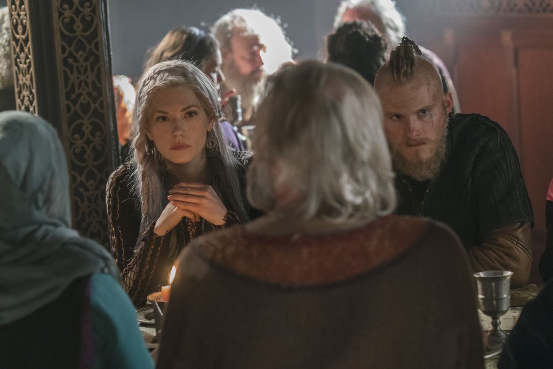Lagertha (Katheryn Winnick, l.); Björn (Alexander Ludwig, r.) - Bildquelle: 2017 TM PRODUCTIONS LIMITED / T5 VIKINGS V PRODUCTIONS INC. ALL RIGHTS RESERVED.