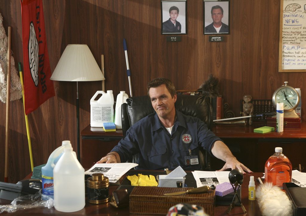 Der Hausmeister (Neil Flynn) besetzt Kelsos Büro und gründet nebenbei auch noch den "Brain Trust"-Club ... - Bildquelle: Touchstone Television