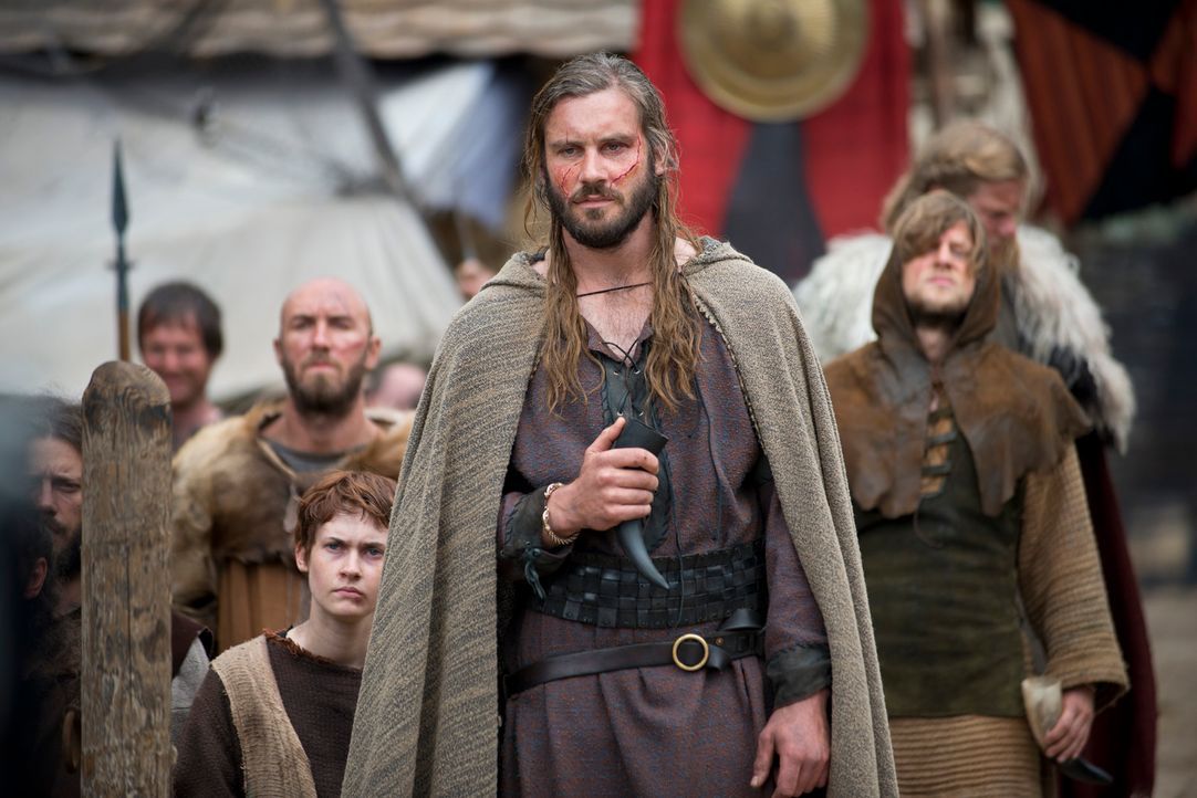 Niemand ahnt, dass Rollo (Clive Standen) nicht bereit ist, dauerhaft in der zweiten Reihe zu stehen. Er schmiedet einen Plan, um einst die Macht an... - Bildquelle: 2013 TM TELEVISION PRODUCTIONS LIMITED/T5 VIKINGS PRODUCTIONS INC. ALL RIGHTS RESERVED.