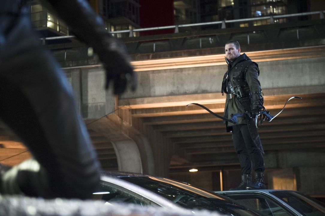Kann Oliver alias Arrow (Stephen Amell) die Situation noch retten, nachdem in Central City alles aus den Fugen gerät? - Bildquelle: Warner Brothers.