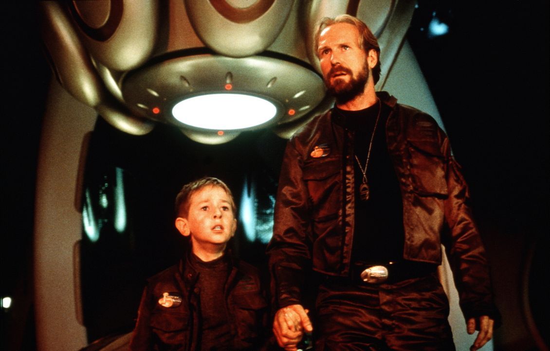 Will (Jack Johnson, l.) und sein Vater John (William Hurt, r.) werden auserwählt, die Umsiedlung der Menschheit auf einen fernen Planeten vorzuberei... - Bildquelle: New Line Cinema