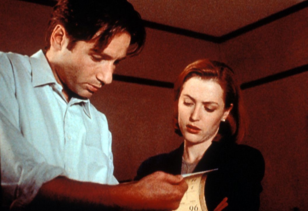 Mulder (David Duchovny, l.) und Scully (Gillian Anderson, r.) beschäftigen sich mit einer Mordserie, bei der Ärzte einer Schönheitsklinik in einem A... - Bildquelle: TM +   Twentieth Century Fox Film Corporation. All Rights Reserved.
