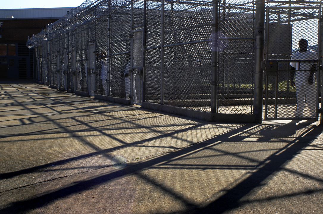 Selbst unter freiem Himmel sind die Gefangenen des Hays State Prison noch in kleine Zellen eingesperrt ... - Bildquelle: Derek Bell part2 pictures