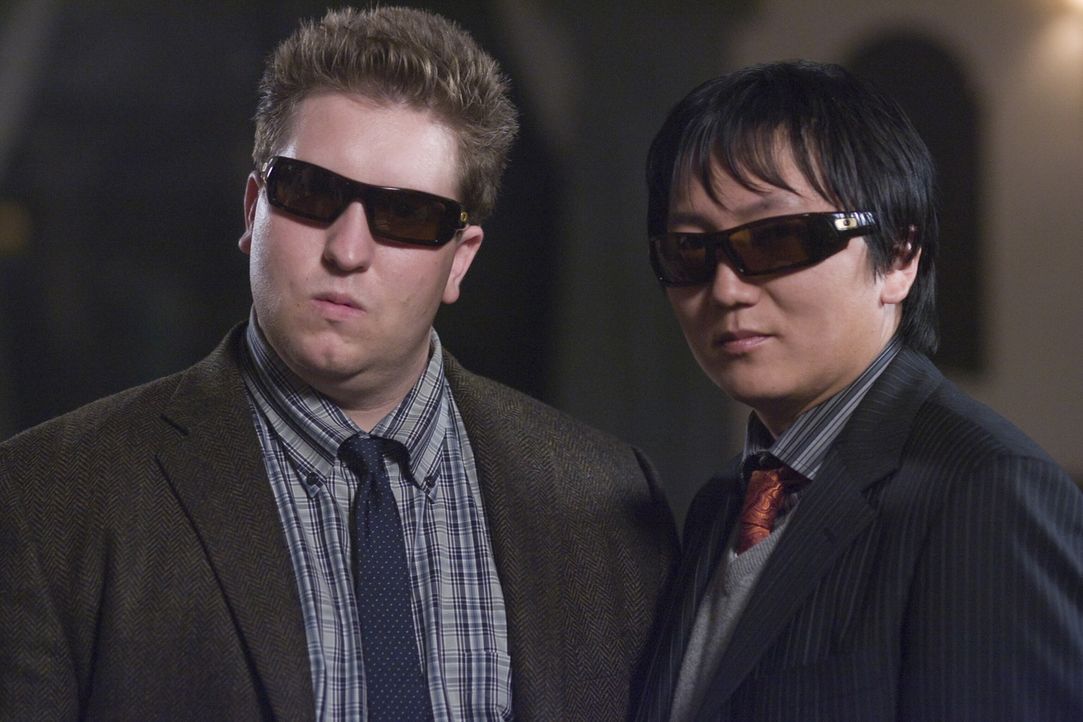 Tarnung ist alles im Agentengewerbe: die Erfindergenies Lloyd (Nate Torrence, l.) und Bruce (Masi Oka, r.) ... - Bildquelle: Warner Brothers