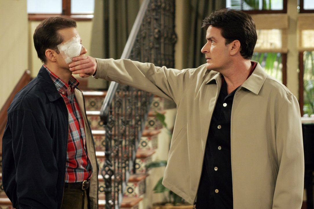 Charlie (Charlie Sheen, r.) trifft Alan (Jon Cryer, l.) mit einer Toastscheibe so unglücklich ins Auge, dass Alan gleich zum Arzt gehen muss ... - Bildquelle: Warner Bros. Television