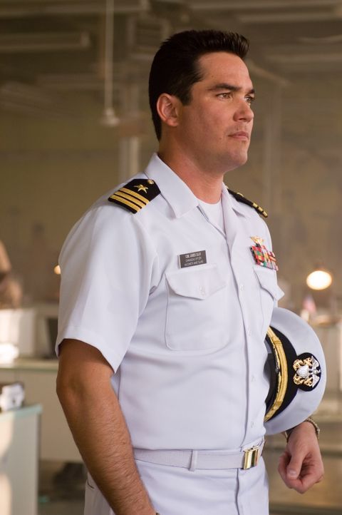 Als eine Rakete der Navy ein Passagierflugzeug schwer beschädigt, die Piloten und mehrere Passagiere tötet, setzt Commander James Slan (Dean Cain) a... - Bildquelle: Columbia Broadcasting System
