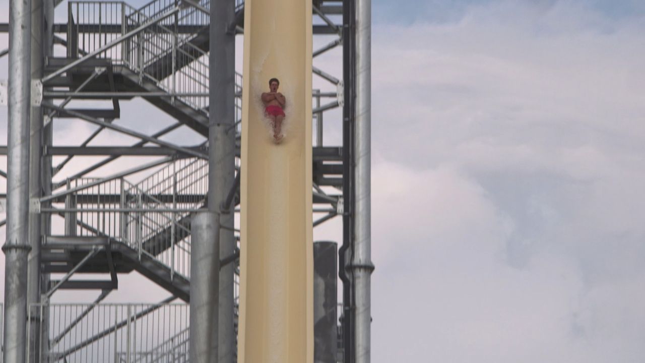 Die Wasserrutsche Huricana im Splashworld in Frankreich wartet mit ganzen 33 Metern Höhe und Höchstgeschwindigkeiten bis zu 80 km/h auf ... - Bildquelle: 2016, The Travel Channel, L.L.C. All Rights Reserved.