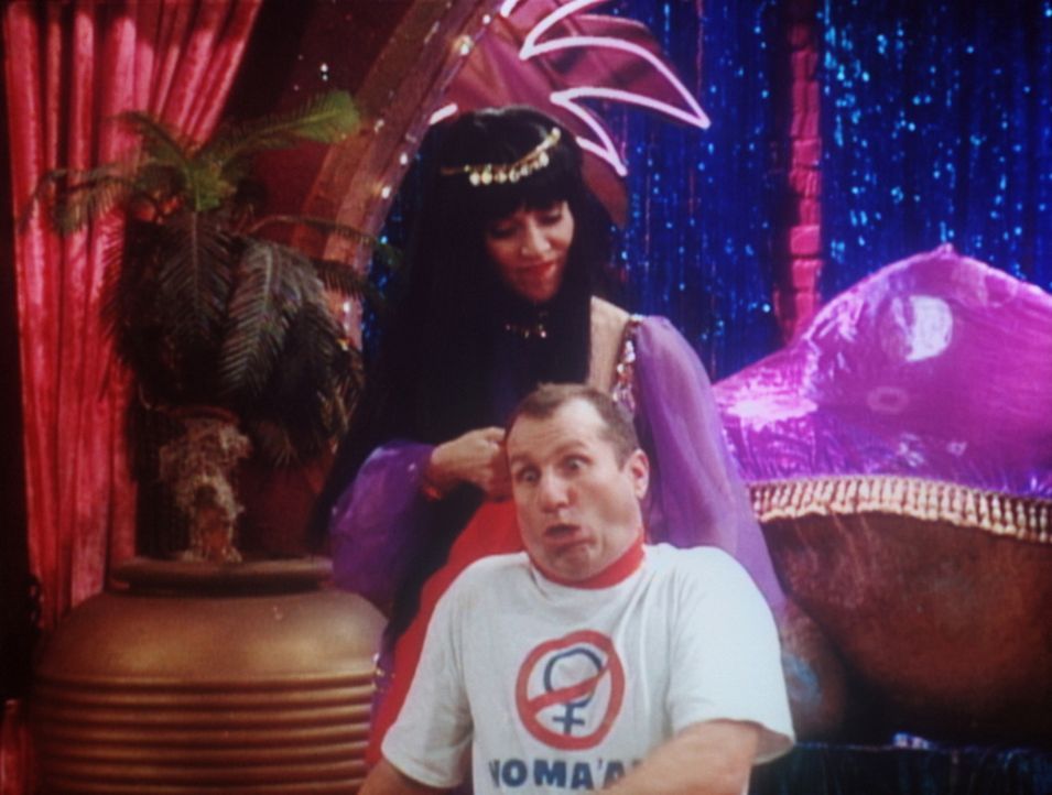 Verkleidet erwsicht Peggy (Katey Sagal, l.) ihren Al (Ed O'Neill, r.) in der Nacktbar. Die Würgemale sind nur der erste Teil ihrer Rache. - Bildquelle: Sony Pictures Television International. All Rights Reserved.
