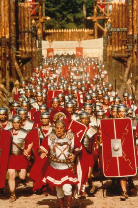Die Römer im Angriff auf die Gallier ... - Bildquelle: Constantin Film
