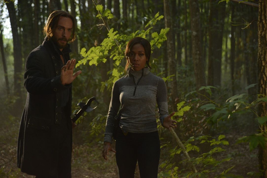In den Wäldern von Sleepy Hollow suchen Ichabod (Tom Mison, l.) und Abbie (Nicole Beharie, r.) nach dem verschwundenen Mädchen und dem skrupellosen... - Bildquelle: 2014 Fox and its related entities. All rights reserved.