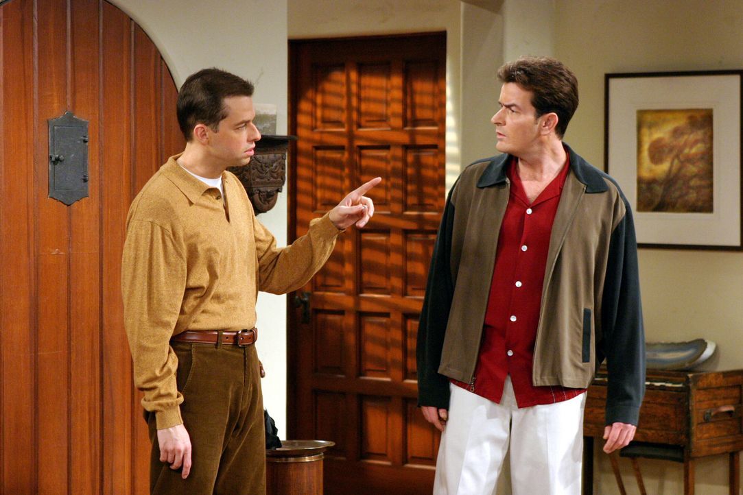 Die Brüder Charlie (Charlie Sheen, r.) und Alan (Jon Cryer, l.) stehen sich plötzlich als erbitterte Rivalitäten gegenüber ... - Bildquelle: Warner Brothers Entertainment Inc.