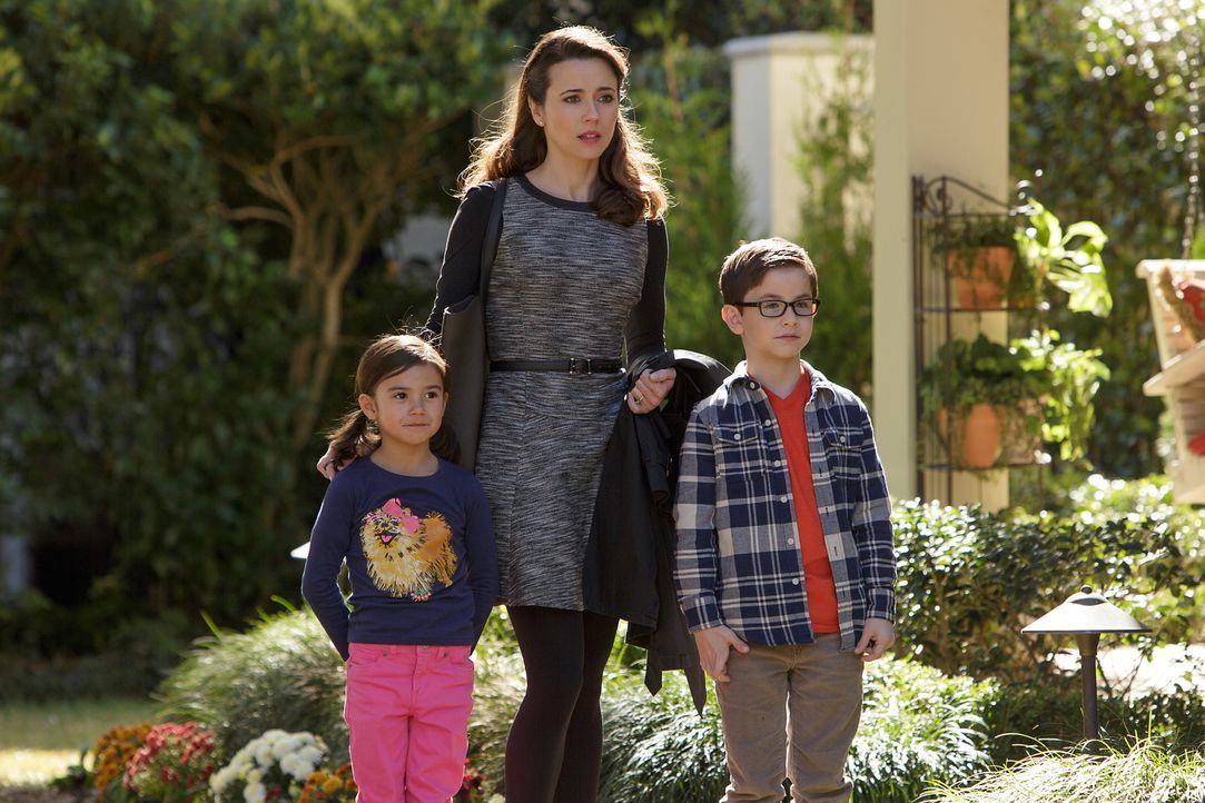 Das Leben von Megan (Scarlett Estevez, l.) und Dylan (Owen Vaccaro, r.) wird gehörig auf den Kopf gestellt, als Saras (Linda Cardellini, M.) neuer M... - Bildquelle: (2017) Paramount Pictures.