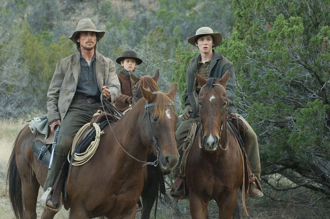 Der ehemalige Scharfschütze Dan Evans (Christian Bale, l.) wohnt mit seiner Frau Alice und seinen zwei Söhnen Mark (Benjamin Petry, M.) und William... - Bildquelle: 2007 Yuma, Inc. All Rights Reserved.