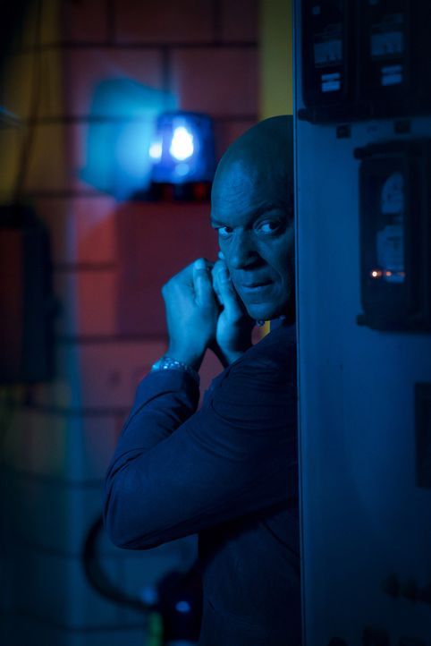 Werden Brian und die anderen Sands (Colin Salmon) schnappen können? Ein Wettlauf gegen die Zeit beginnt ... - Bildquelle: David M. Russell 2016 CBS Broadcasting, Inc. All Rights Reserved