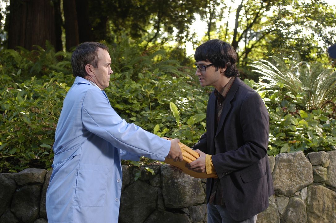 Kevin (Jeffrey Combs, l.) bekommt geheime NTAC Unterlagen von Marco (Richard Kahan, r.), um der mysteriösen Krankheit auf die Schliche zu kommen ... - Bildquelle: Viacom Productions Inc.