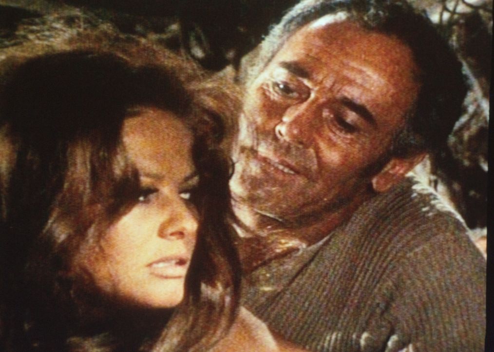 Frank (Henry Fonda, r.) wirbt um die junge Witwe Jill McBain (Claudia Cardinale, l.) ... - Bildquelle: Paramount Pictures