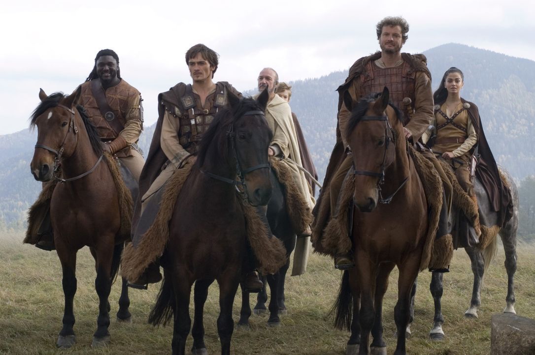 Machen sich auf, die letzte römische Legion ausfindig zu machen: (v.l.n.r.) Batiatus (Nonso Anozie), Demetrius (Rupert Friend), Ambrosinus (Ben King... - Bildquelle: TOBIS Filmkunst GmbH & Co. Verleih KG