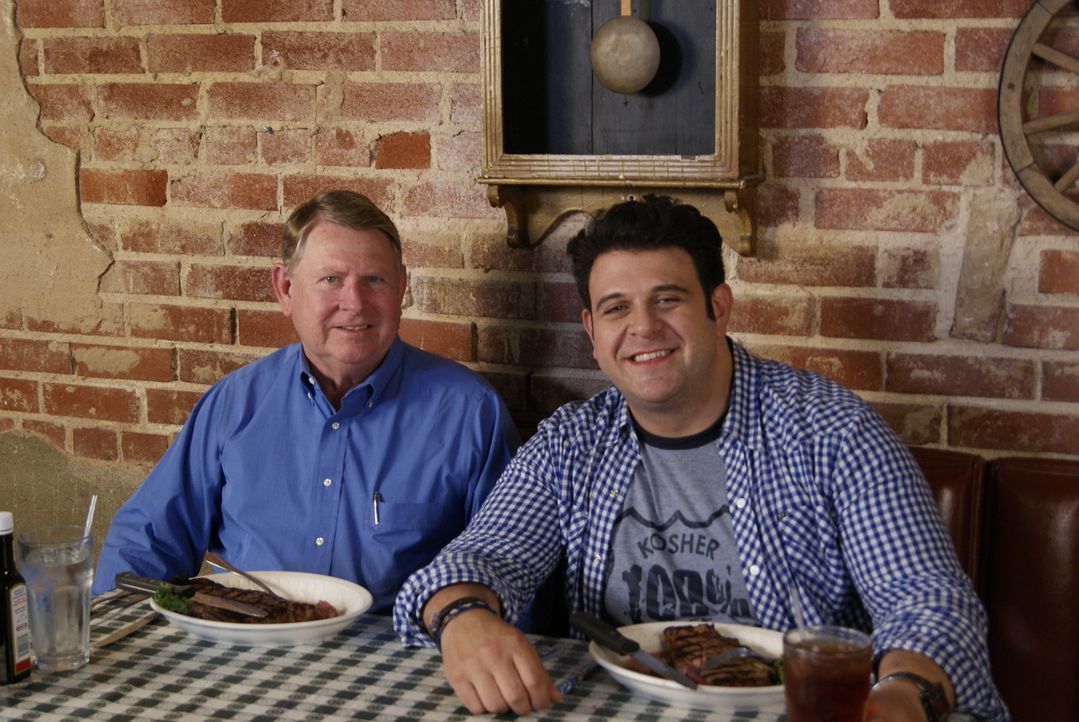 Auf der Suche nach den imposantesten Steaks in ganz Amerika landet Adam Richman (r.) in Oklahoma City, wo er im Cattlemen's Café von Dick Stubbs (l.... - Bildquelle: 2010, The Travel Channel, L.L.C.