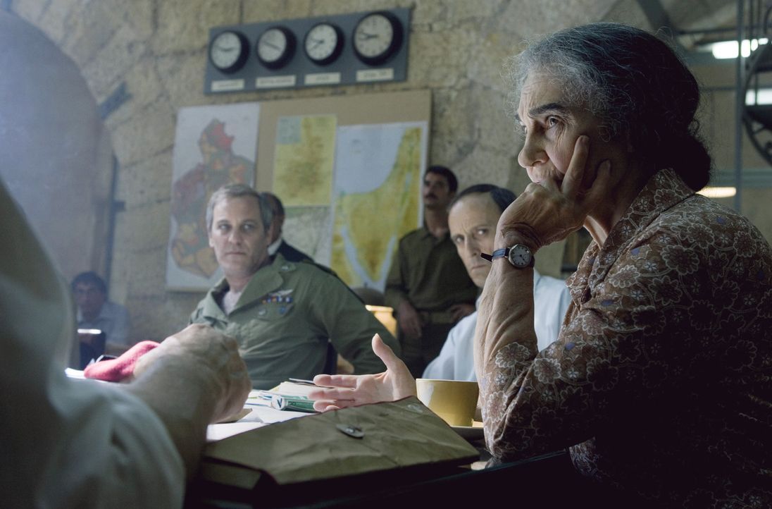 Das "Commitee X": (v.l.n.r.) General Harari (Moshe Ivgy), General Zamir (Ami Weinberg) und Golda Meir (Lynn Cohen) beschließen die Operation "Wrath... - Bildquelle: 2005 UNIVERSAL STUDIOS and DREAMWORKS LLC.