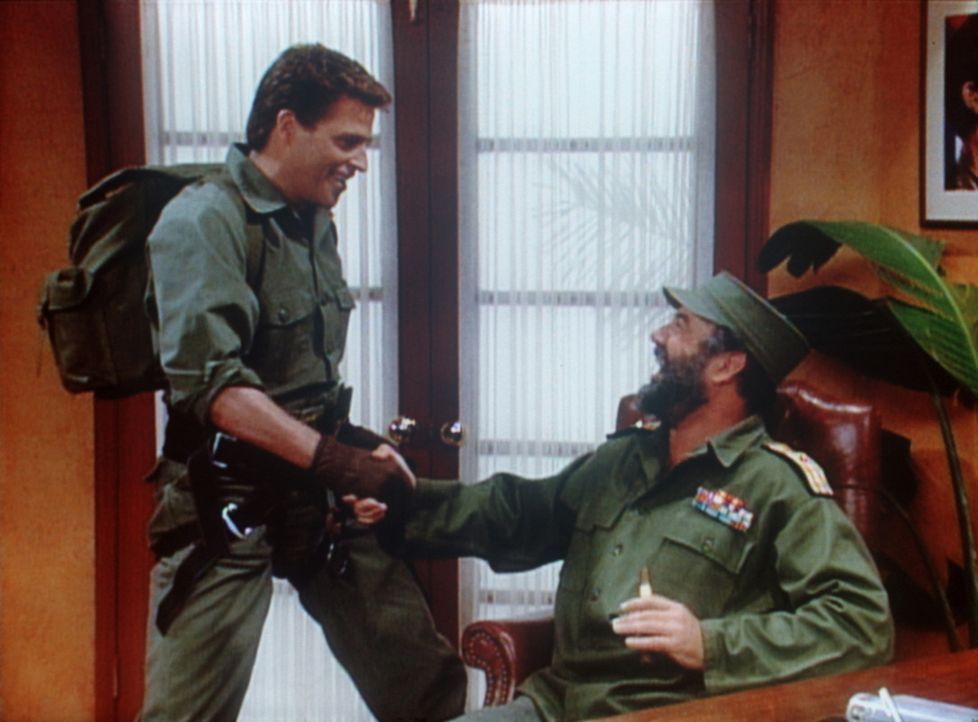 Jefferson (Ted McGinley, l.) bemüht sich bei seinem alten Freund Fidel Castro (Michael Sorich, r.) um eine Benzinpumpe für Als alten Dodge. - Bildquelle: Sony Pictures Television International. All Rights Reserved.