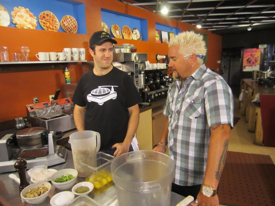 (16. Staffel) - Moderator und Koch Guy Fieri (r.) reist quer durch die Vereinigten Staaten und besucht Diner, Drive-Ins und Spelunken, die für ihr g... - Bildquelle: 2012, Television Food Network, G.P.  All Rights Reserved.