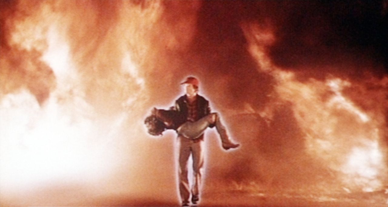 In letzter Sekunde kann Starman (Jeff Bridges) seine große Liebe Jenny (Karen Allen) aus den tödlichen Flammen befreien ... - Bildquelle: Columbia Pictures