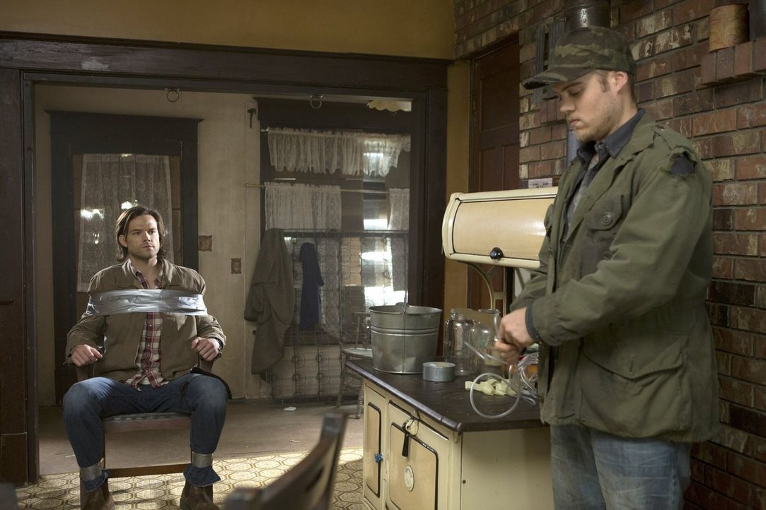 Tappt in Connors (Reilly Dolman, r.) Falle: Sam (Jared Padalecki, l.) ... - Bildquelle: 2013 Warner Brothers