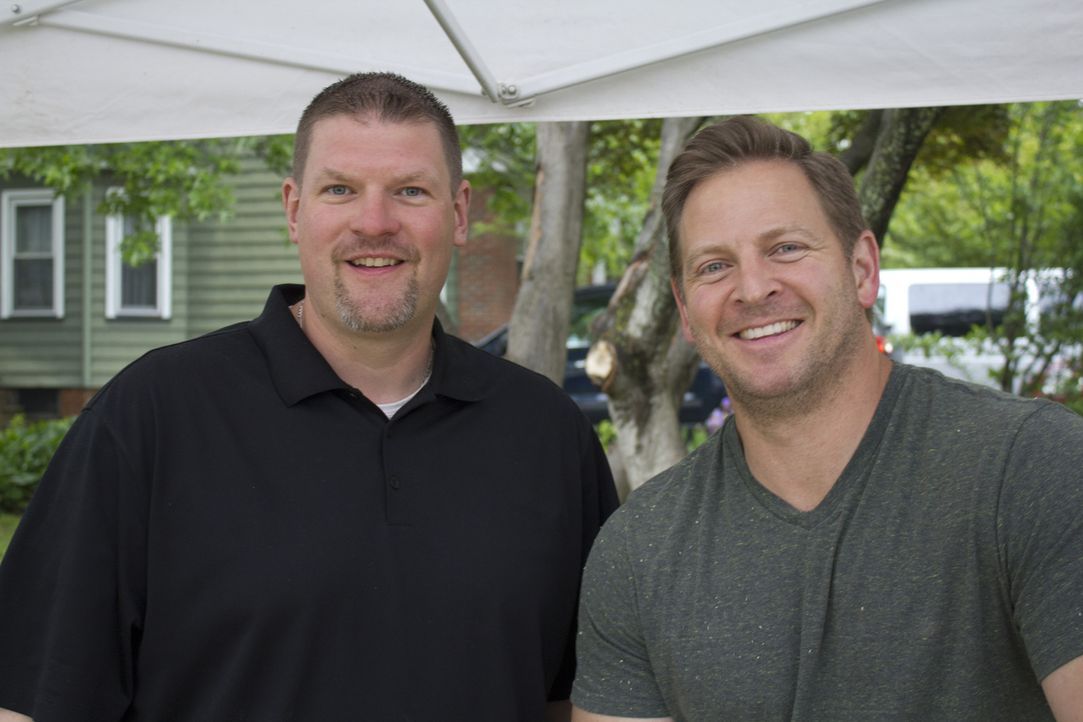 Tom Lewis (l.) und Jason Cameron (r.) sind zufrieden mit ihrem Werk. Der Football-Fernsehkeller übertrifft alle Erwartungen ... - Bildquelle: 2014, DIY Network/Scripps Networks, LLC. All RIghts Reserved.
