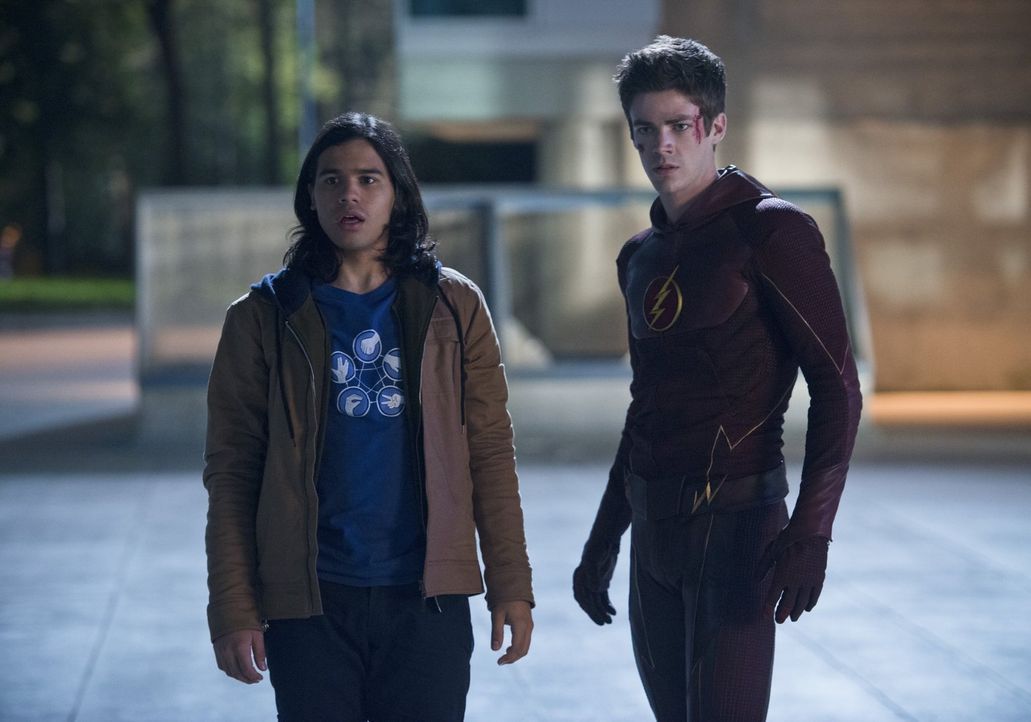 Barry alias The Flash (Grant Gustin, r.) trifft auf seinen Erzfeind, den Mann im gelben Anzug alias Reverse Flash, der seine Mutter getötet hat. Bar... - Bildquelle: Warner Brothers.