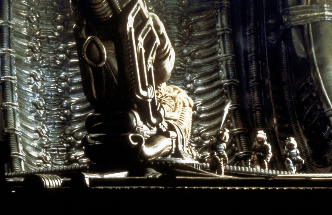 Im Innern des Raumschiffs befinden sich die Überreste eines riesigen fremden Wesens ... - Bildquelle: 20th Century Fox of Germany