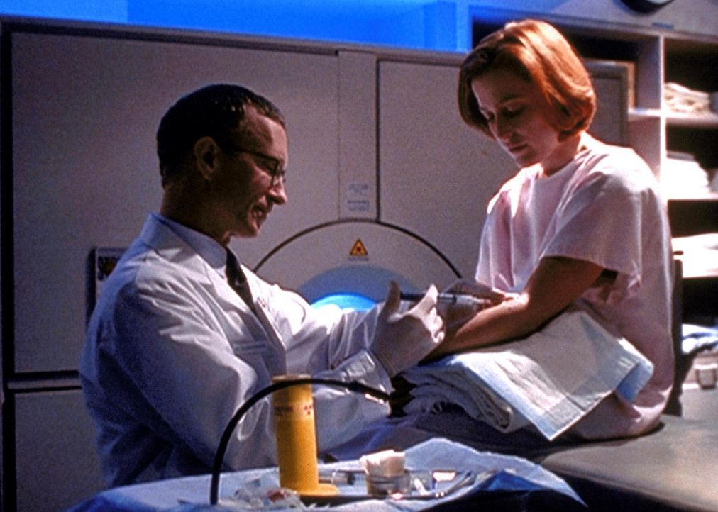 Scully (Gillian Anderson, r.) erfährt, dass ihre Krebserkrankung durch ein außerirdisches Virus verursacht wurde, das ihr vor einigen Jahren injizie... - Bildquelle: TM +   Twentieth Century Fox Film Corporation. All Rights Reserved.