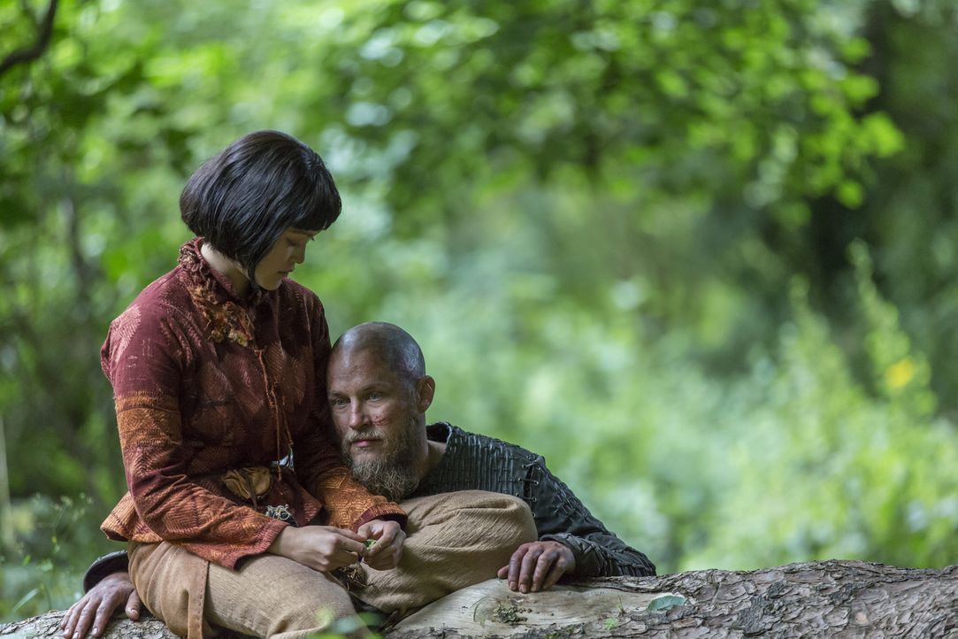 Da Yidu (Dianne Doan, l.) noch an Ragnars (Travis Fimmel, r.) Seite ist, sorgt sie dafür, dass der König auch auf dem Beutezug nach Paris regelmäßig... - Bildquelle: 2016 TM PRODUCTIONS LIMITED / T5 VIKINGS III PRODUCTIONS INC. ALL RIGHTS RESERVED.