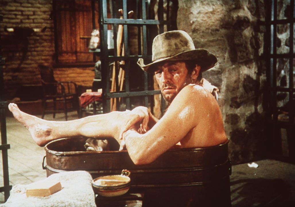 Nachdem J. P. Harrah (Robert Mitchum) in Sachen Liebe ziemlich enttäuscht wird, verfällt er dem Alkohol und lässt sich zusehends gehen ... - Bildquelle: Paramount Pictures