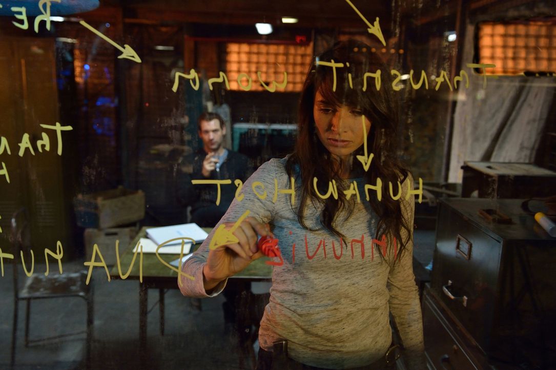 Eph (Corey Stoll, l.) und Nora (Mía Maestro, r.) versuchen, eine Waffe gegen die Vampire zu entwickeln, doch der Master bleibt nicht untätig und ers... - Bildquelle: 2015 Fox and its related entities. All rights reserved.