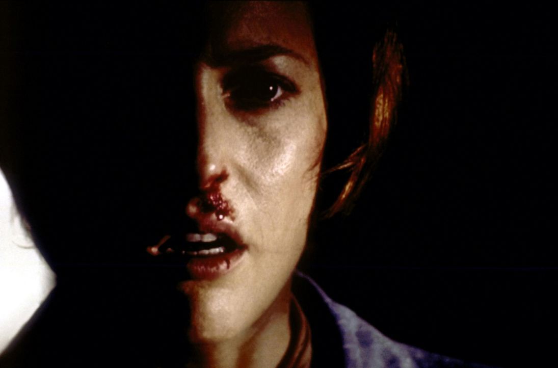 Scully (Gillian Anderson) befindet sich in der Gewalt eines bestialischen Frauenmörders ... - Bildquelle: TM +   2000 Twentieth Century Fox Film Corporation. All Rights Reserved.