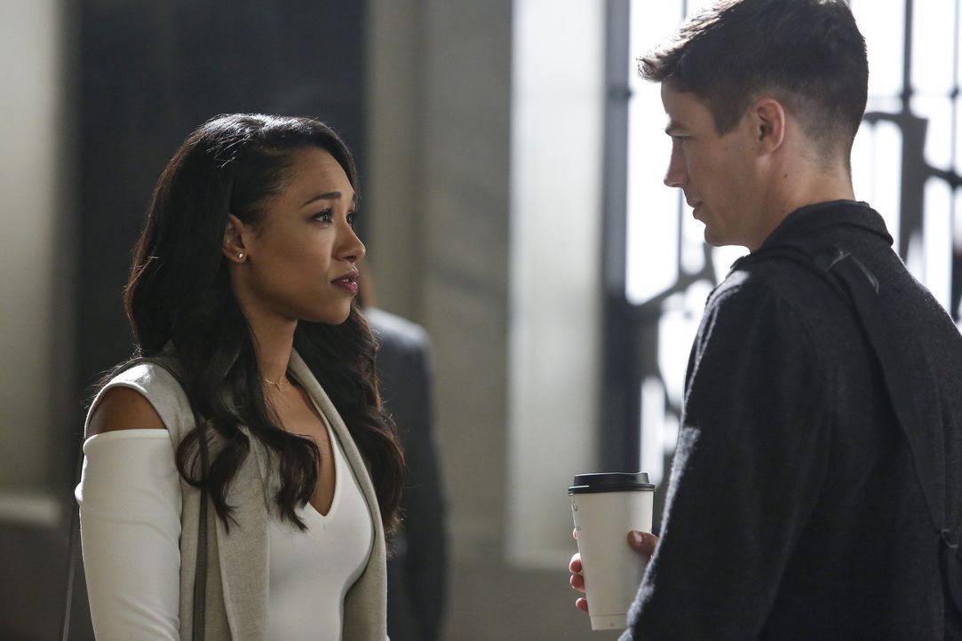 Eigentlich möchten Iris (Candice Patton, l.) und Barry (Grant Gustin, r.) ihre Beziehung mit richtigen Dates endlich auf eine neue Ebene heben, doch... - Bildquelle: 2016 Warner Bros.