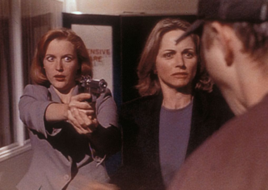 Scully (Gillian Anderson, l.) versucht, Sharon Kiveat (Karen Witter, M.) vor Darin Oswald (Giovanni Ribisi, r.) zu beschützen, der sich in sie verli... - Bildquelle: TM +   2000 Twentieth Century Fox Film Corporation. All Rights Reserved.