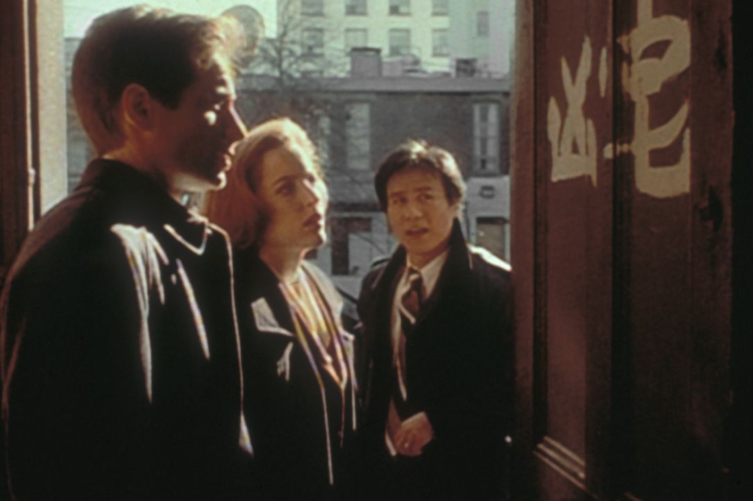 Obwohl Detective Glen Chao (B.D. Wong, r.) chinesischer Abstammung ist, kann er die Schriftzeichen an der Wohnungstür eines Mordopfers für Mulder (D... - Bildquelle: TM +   2000 Twentieth Century Fox Film Corporation. All Rights Reserved.