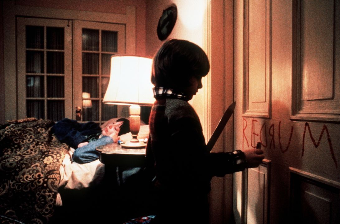 Während seine Mutter Wendy (Shelley Duvall, l.) beruhigt schläft, versucht der kleine Danny (Danny Lloyd, r.), seine Ängste bildlich darzustellen ..... - Bildquelle: Warner Bros.