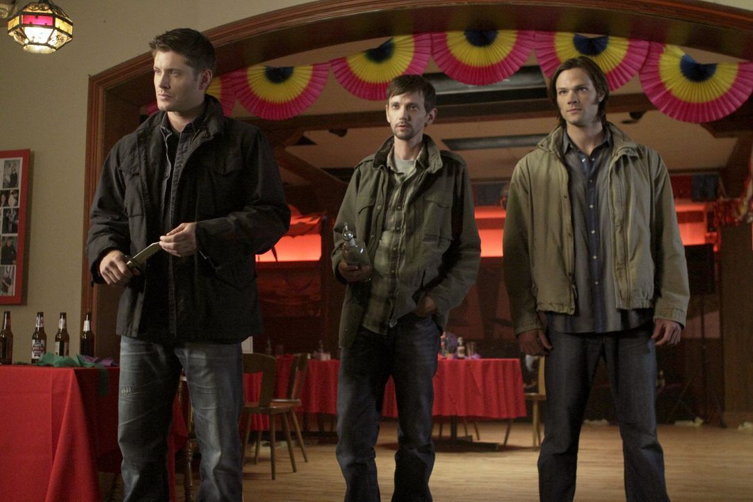 Während Sam (Jared Padalecki, r.) glaubt, es wäre an der Zeit zu heiraten, verbündet sich Dean (Jensen Ackles, l.) widerwillig mit Garth (DJ Qualls,... - Bildquelle: Warner Bros. Television