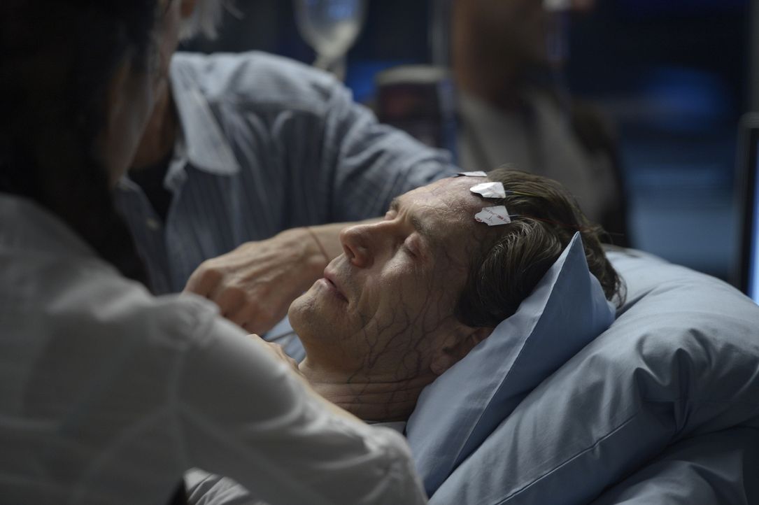 Wird das fragwürdige Medikament Peter (Neil Napier) das Leben retten oder ihn endgültig umbringen? - Bildquelle: 2014 Sony Pictures Television Inc. All Rights Reserved.