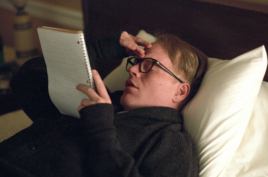Nach sechs Jahren ständiger Recherche hat Truman Capote (Philip Seymour Hoffman) endlich alle Informationen für ein Meisterwerk zusammen ... - Bildquelle: 2005 United Artists Films Inc. and Columbia Pictures Industries, Inc. All Rights Reserved.