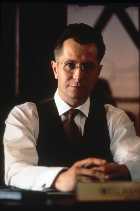 Noch glaubt der sadistische Gefängnisleiter Milton Glenn (Gary Oldman), gute Chancen vor Gericht zu haben ... - Bildquelle: Warner Bros.