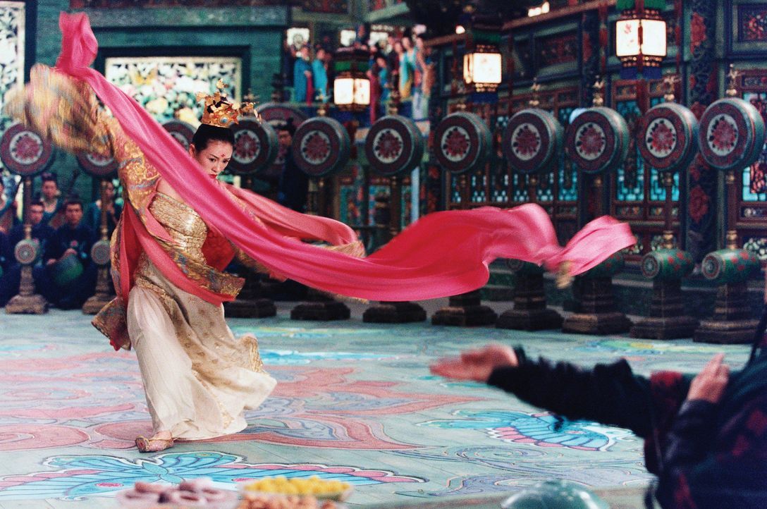Die Polizei hegt den Verdacht, dass Mei (Zhang Ziyi), die bildschöne neue Tänzerin im Luxusbordell Peony Pavillon, die Tochter des ermordeten Anf - Bildquelle: Constantin Film